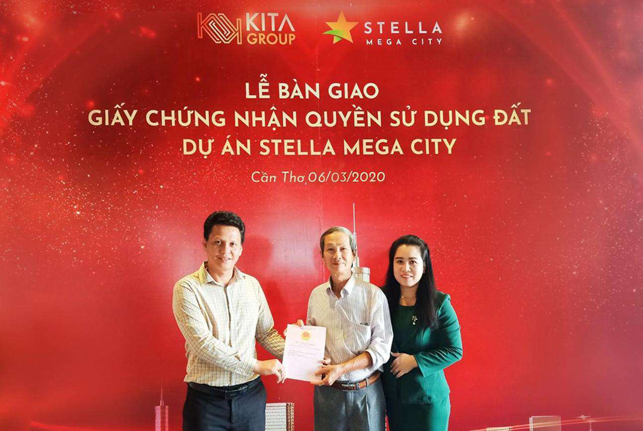 Khách hàng Stella Mega City nhận bàn giao Giấy chứng nhận QSDĐ