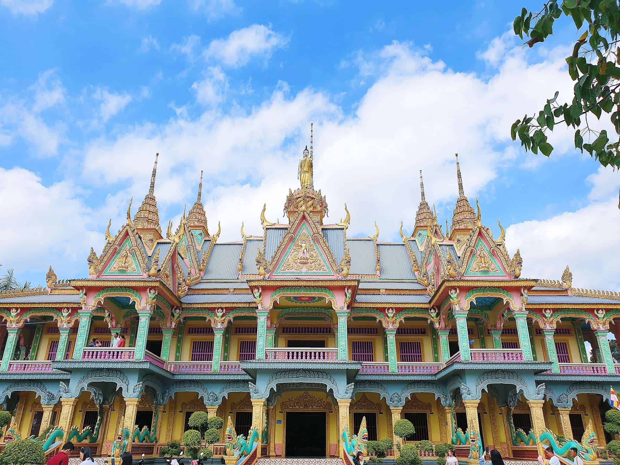 Vẻ đẹp nguy nga lộng lẫy của ngôi chùa Som Rong hấp dẫn du khách mỗi khi ghé thăm