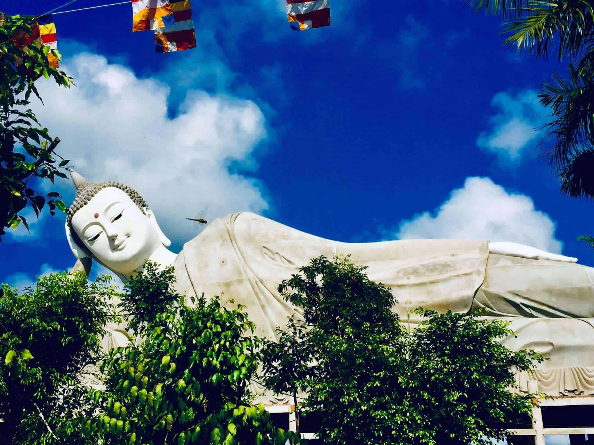 Tượng Phật thích ca dài 73m - điển hình kiến trúc độc đáo của chùa Som Rong