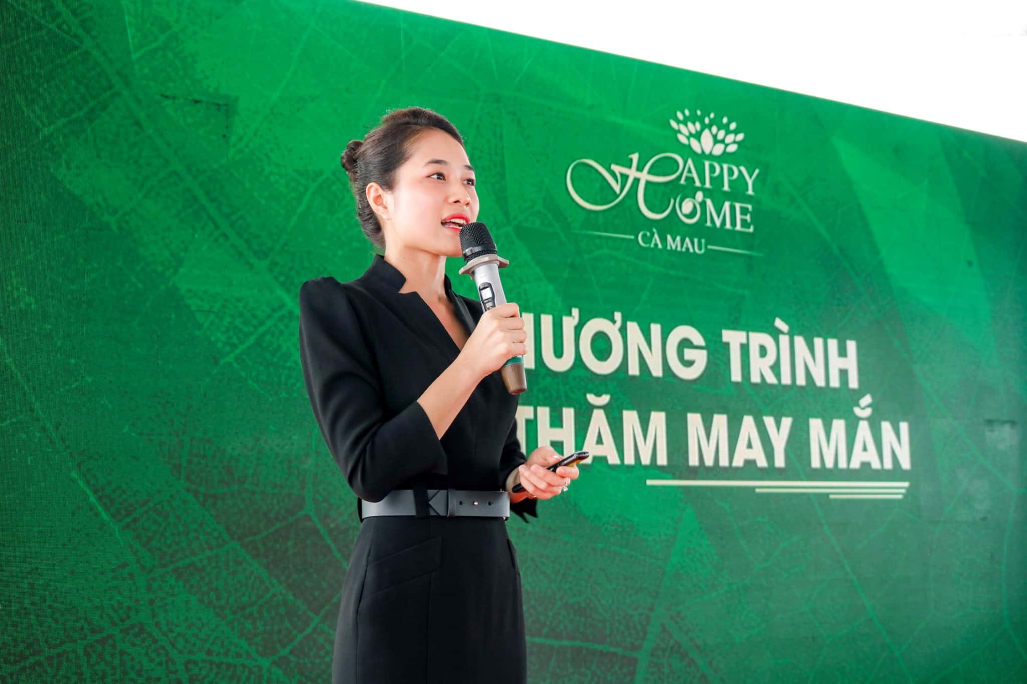 Bà Phùng Thị Phượng – Phó TGĐ Tổng Công ty Đất Xanh Miền Tây chia sẻ cơ hội đầu tư tại sự kiện