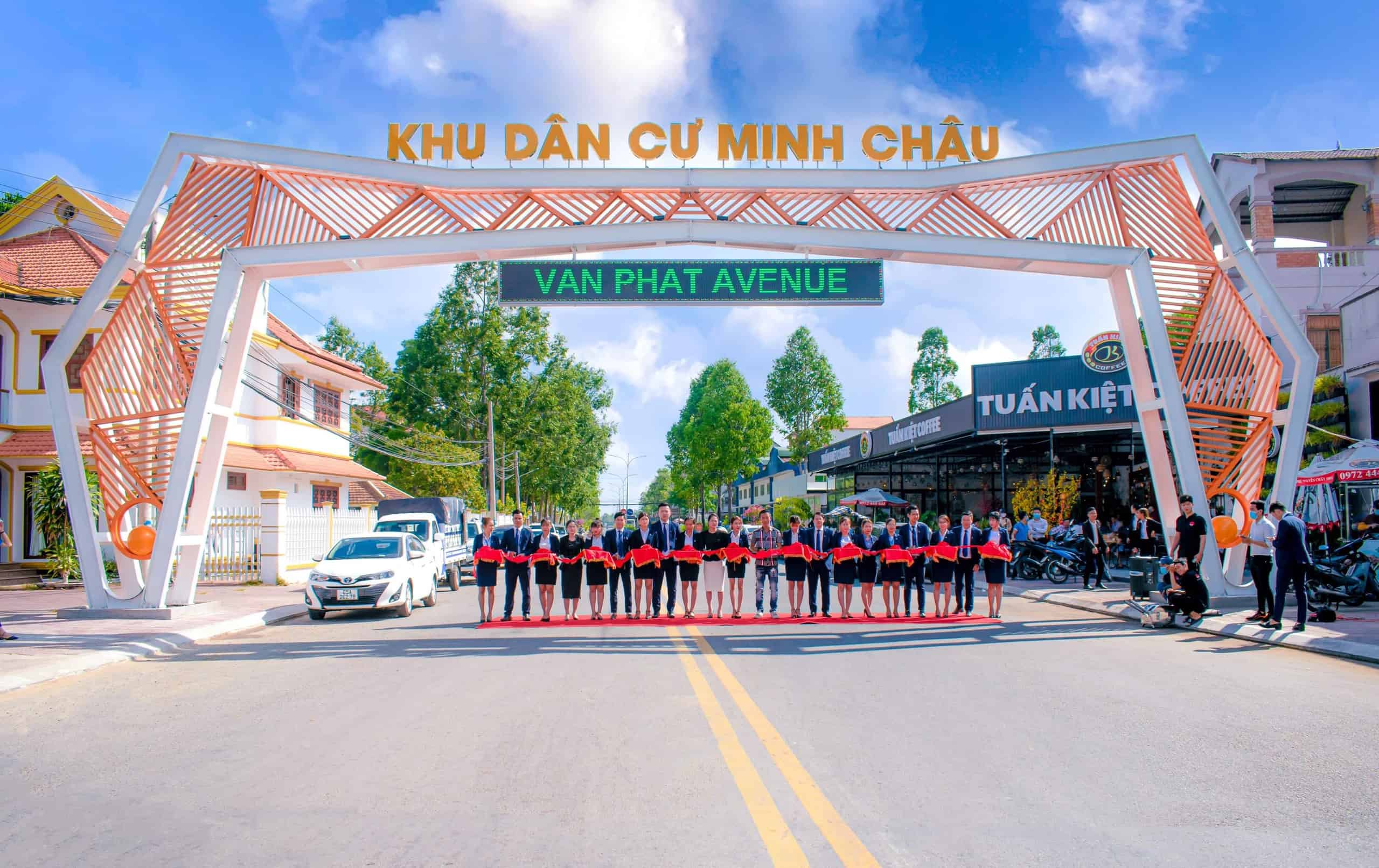 Đại diện các đơn vị cắt băng khánh thành cổng chào dự án KDC Minh Châu (Vạn Phát Avenue)