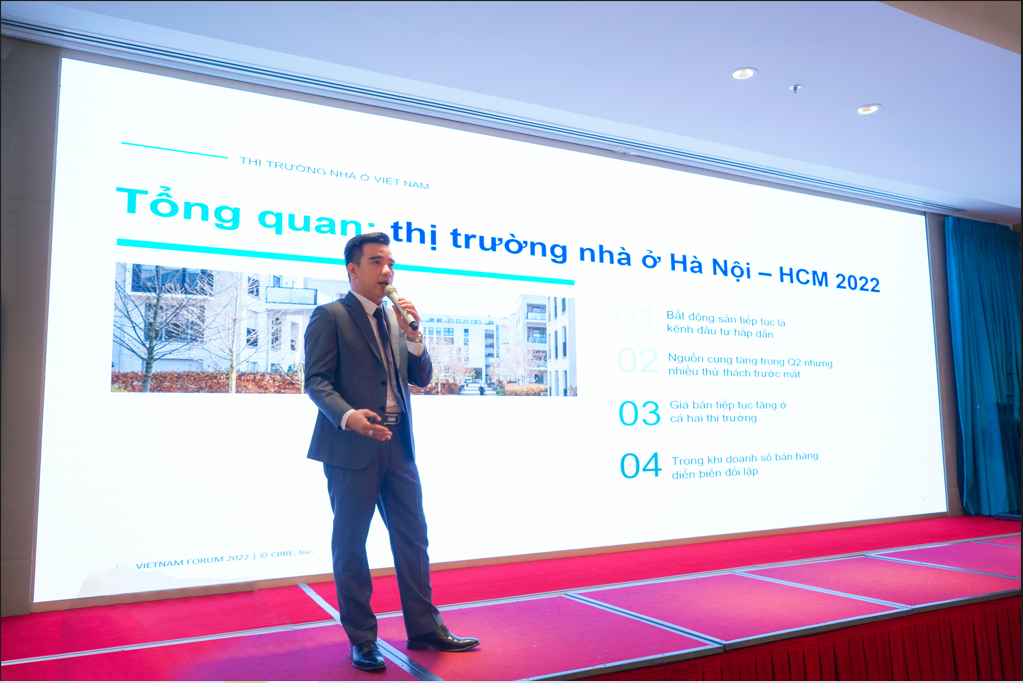 Ông Võ Huỳnh Tuấn Kiệt - Giám đốc CBRE Việt Nam báo cáo tình hình thị trường BĐS TPHCM, Hà Nội 9 tháng đầu năm 2022 và xu hướng đầu tư căn hộ cao cấp tại Cần Thơ - Tây Nam bộ